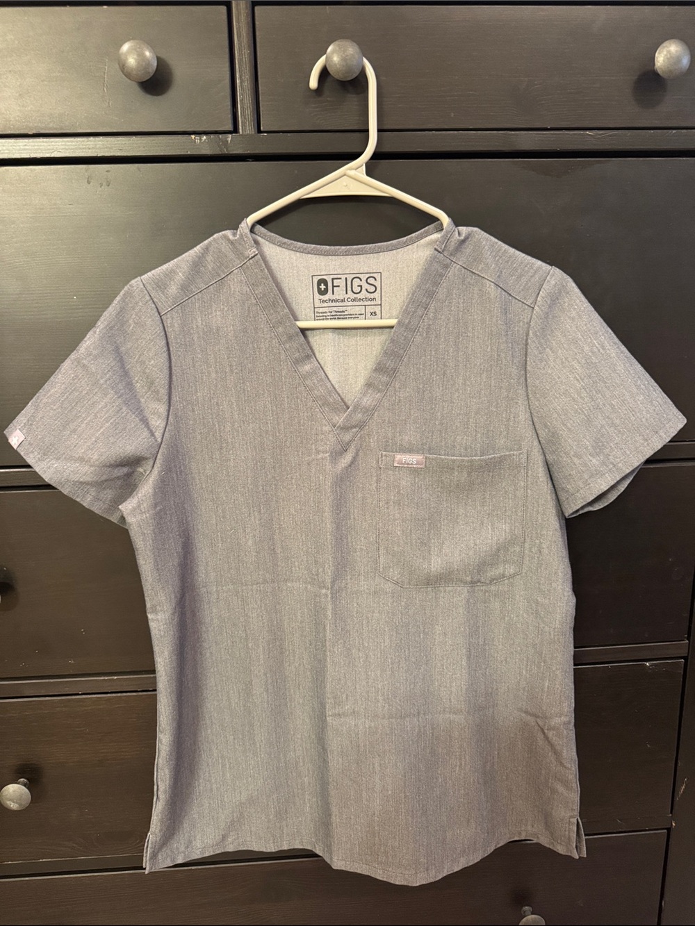 FIGS Women's Short-Sleeve V-Neck Scrub Top in Heather Gray